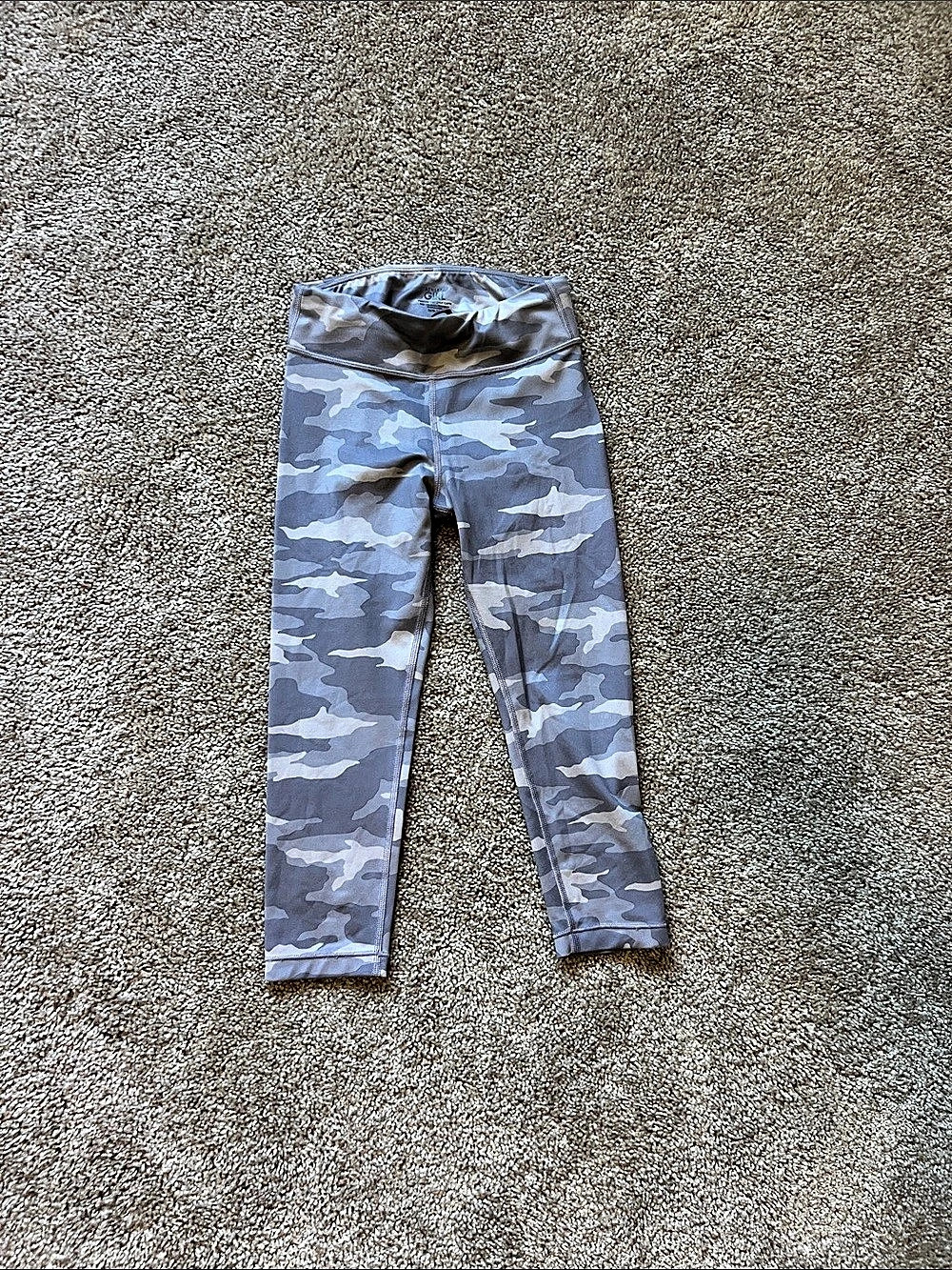 Athleta Girl Printed Chit Chat Capri purple Camo Leggings Girls medium